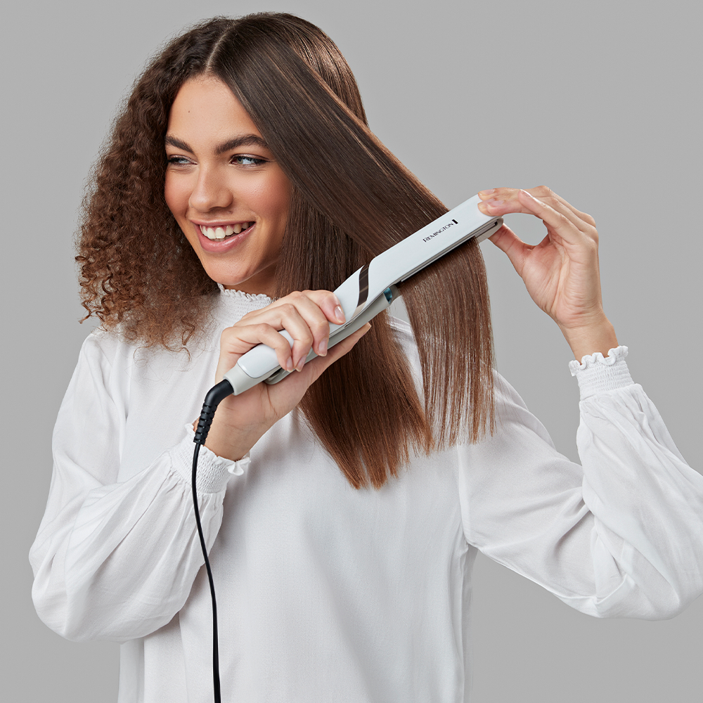 large_AW20-S9001-Hydraluxe-Pro-Straightener-Lifestyle-In-Use2.png