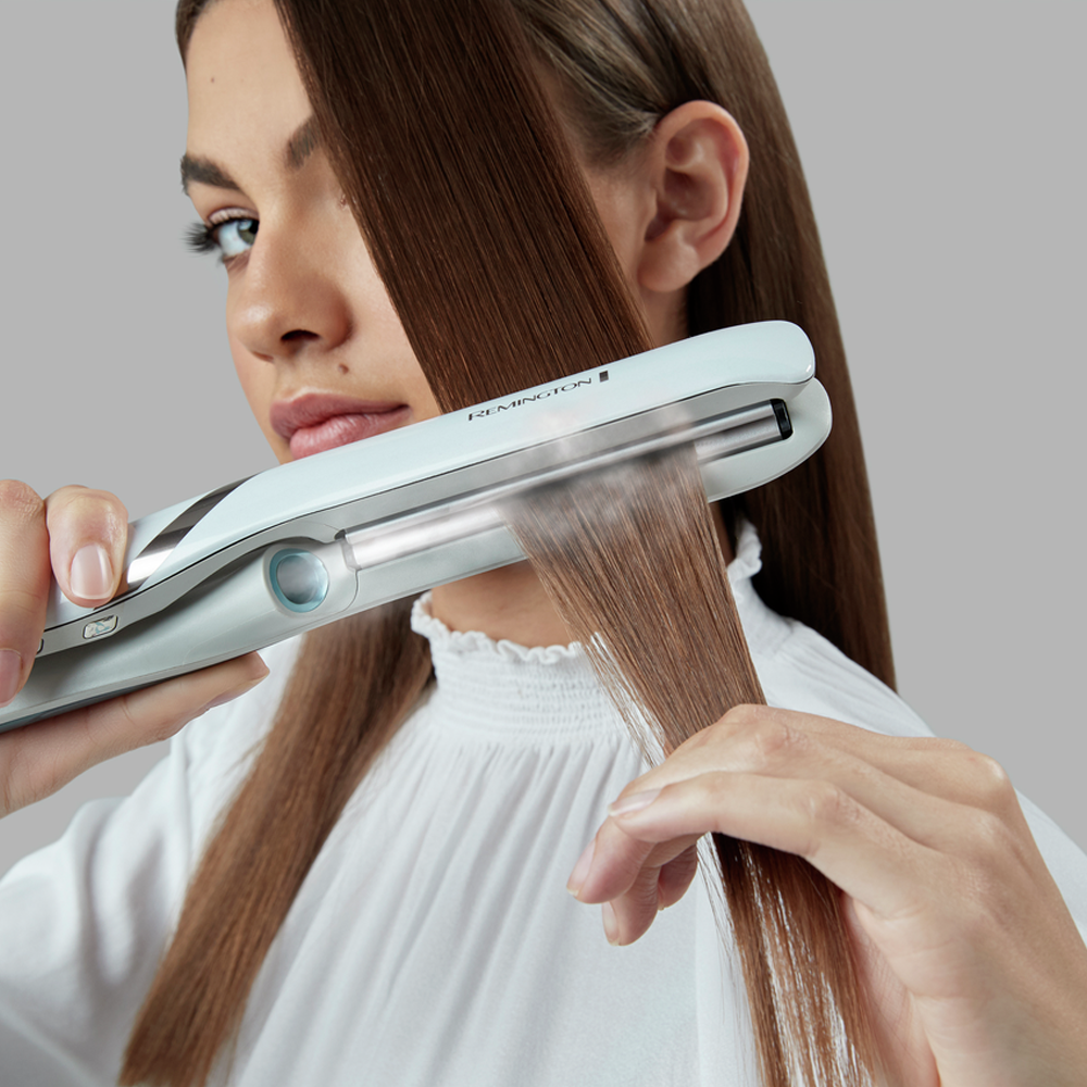 large_AW20-S9001-Hydraluxe-Pro-Straightener-Lifestyle-In-Use4.png