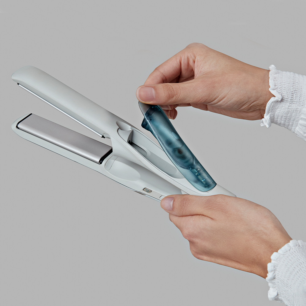 large_AW20-S9001-Hydraluxe-Pro-Straightener-Lifestyle-In-Use6_copy.png